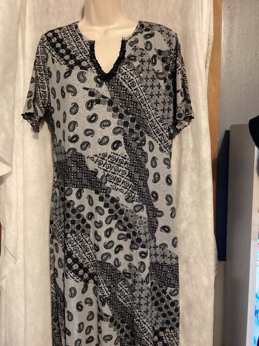 Expressions Dress Size Large Black V Neck Embroidered Lace Doodle Sketch Design